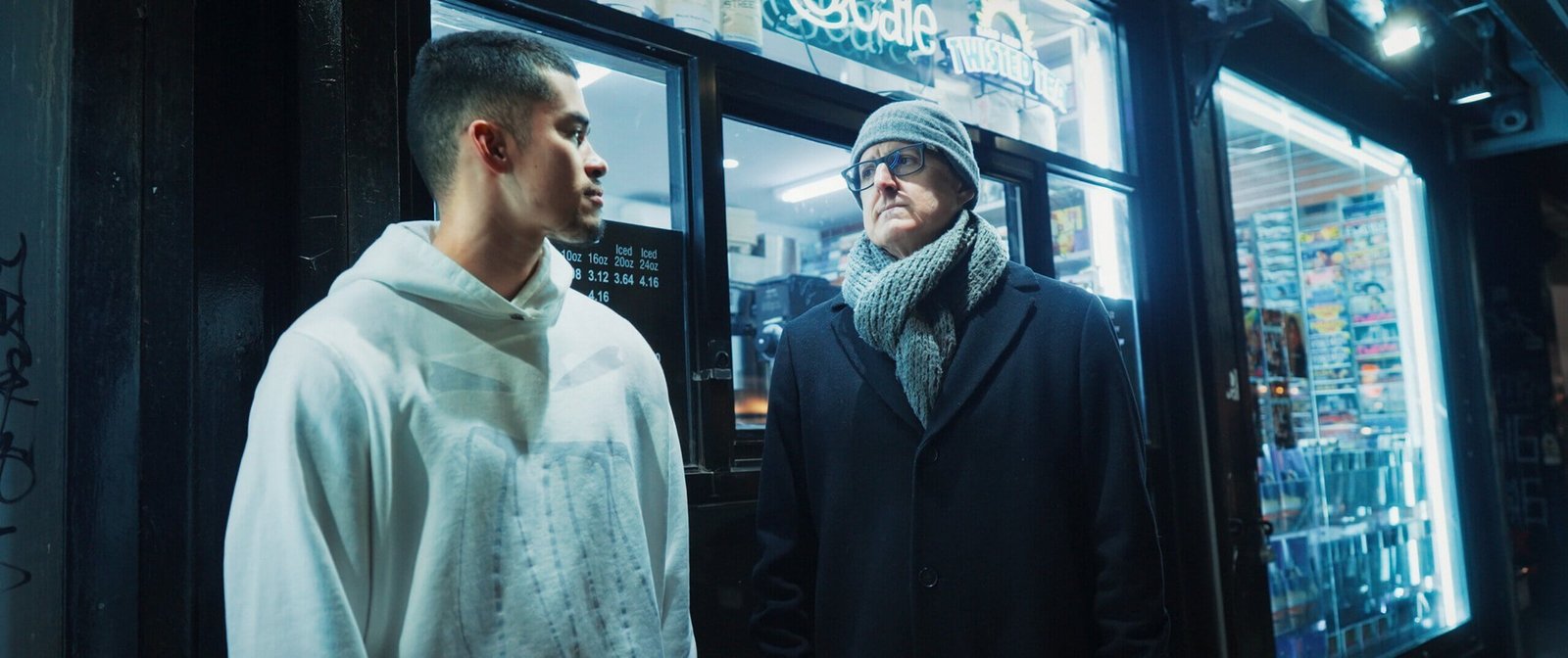 Луи Теру беседует со Снико (Sneako) на ночной улице — кадр из документального фильма о «маносфере»