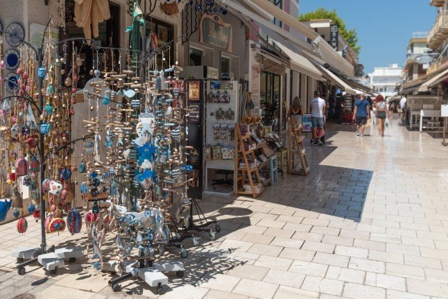 Греческие сувениры и украшения на пешеходной улице — недорогие покупки для туристов