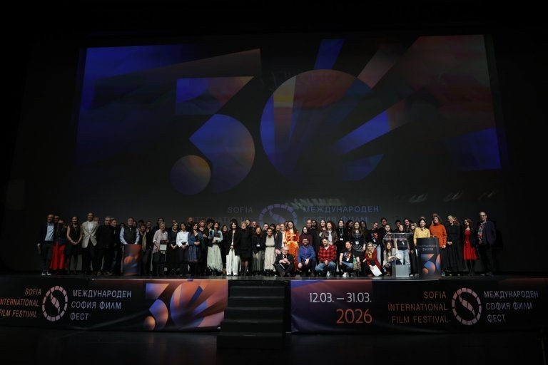 Групповое фото лауреатов и участников церемонии награждения 30-го Софийского кинофестиваля на сцене НДК