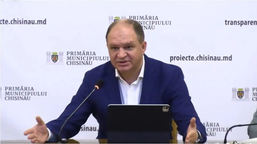 Ион Чебан, генеральный примар Кишинёва, на пресс-конференции в мэрии