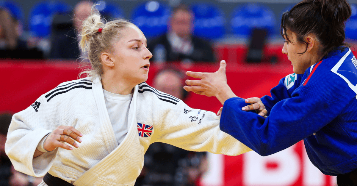 Британская дзюдоистка в белом кимоно ведёт борьбу с соперницей в синем. Великобритания объявила состав сборной на чемпионат Европы в Тбилиси