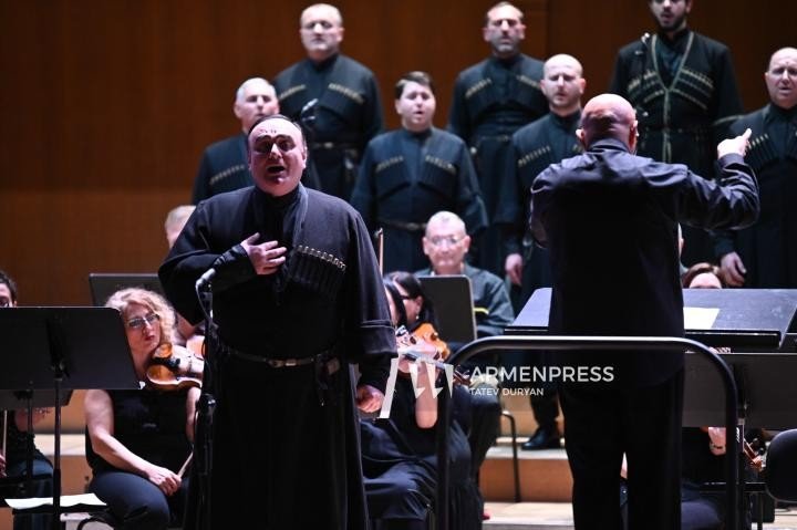 Солист в традиционной грузинской чохе выступает с оркестром на концерте в рамках культурного сотрудничества Армении и Аджарии