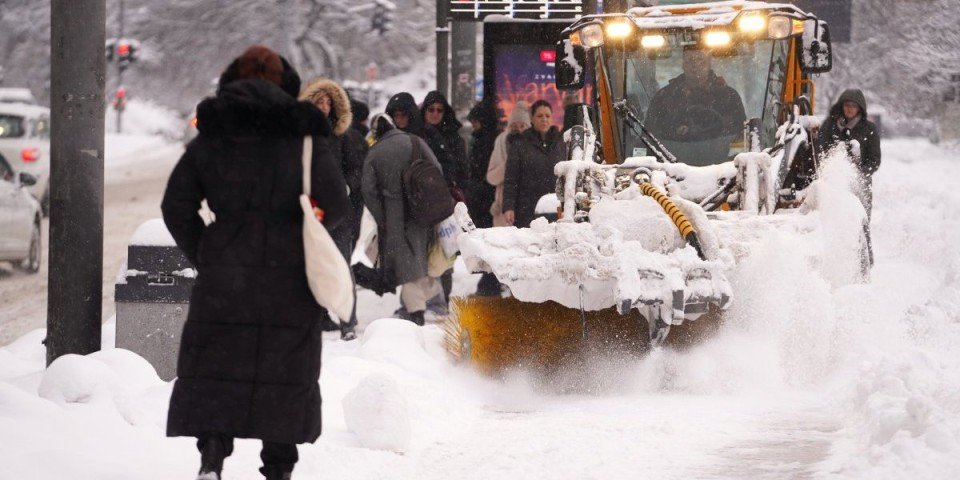 Снегоуборочная техника расчищает городскую улицу — холодная погода в Сербии перед ожидаемым потеплением на 15 градусов