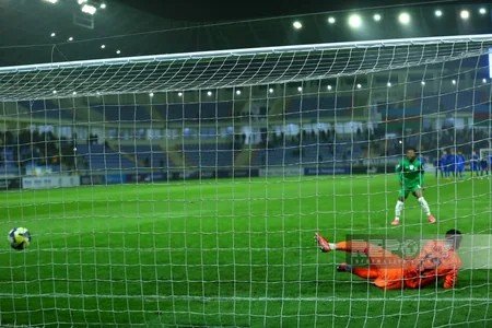 Момент пенальти в матче между Азербайджаном и Сьерра-Леоне на турнире FIFA Series-2026