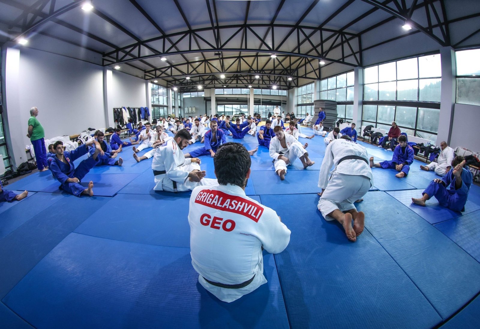 Тренировочный зал грузинской сборной по дзюдо — спортсмены слушают установку перед началом занятий