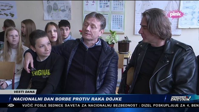 Желько Митрович и директор школы в классе среди учеников во время визита в Марковице