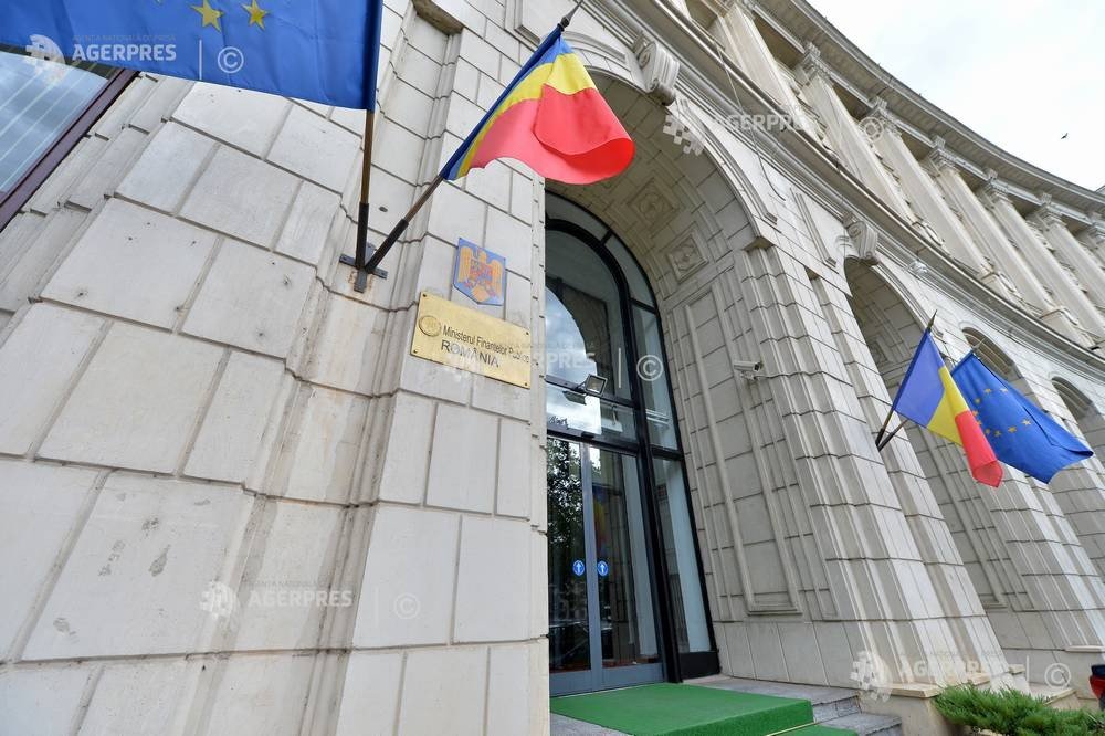 Здание Министерства финансов Румынии с государственным и европейским флагами