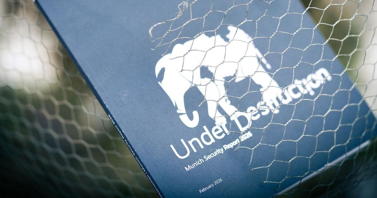Обложка доклада Мюнхенской конференции по безопасности 2026 года под названием «Under Destruction» за проволочной сеткой