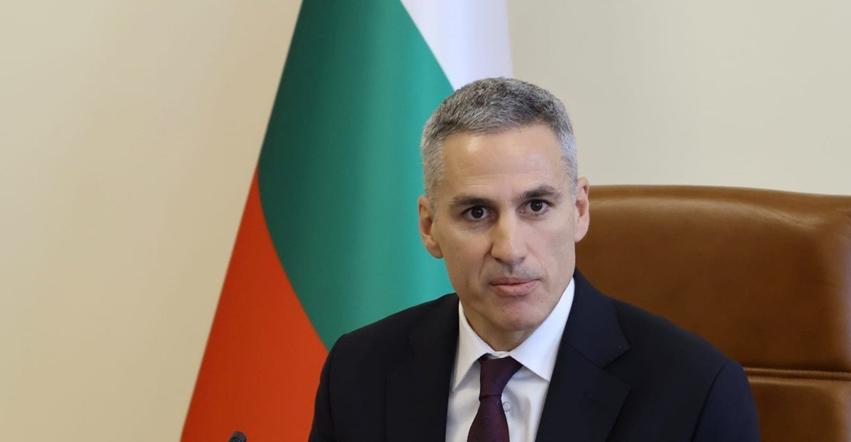 Caretaker Prime Minister Andrei Gyurov with Bulgarian flag. Фото: The Sofia Globe