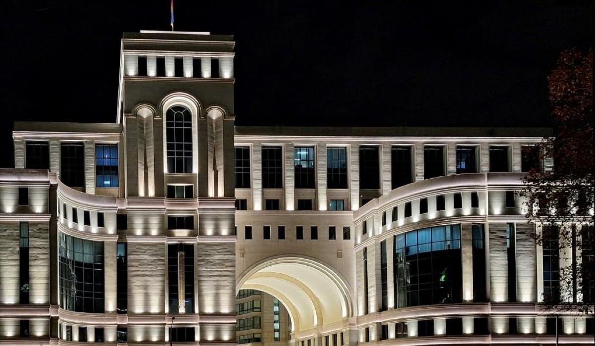 Здание Министерства иностранных дел Армении в Ереване в ночной подсветке