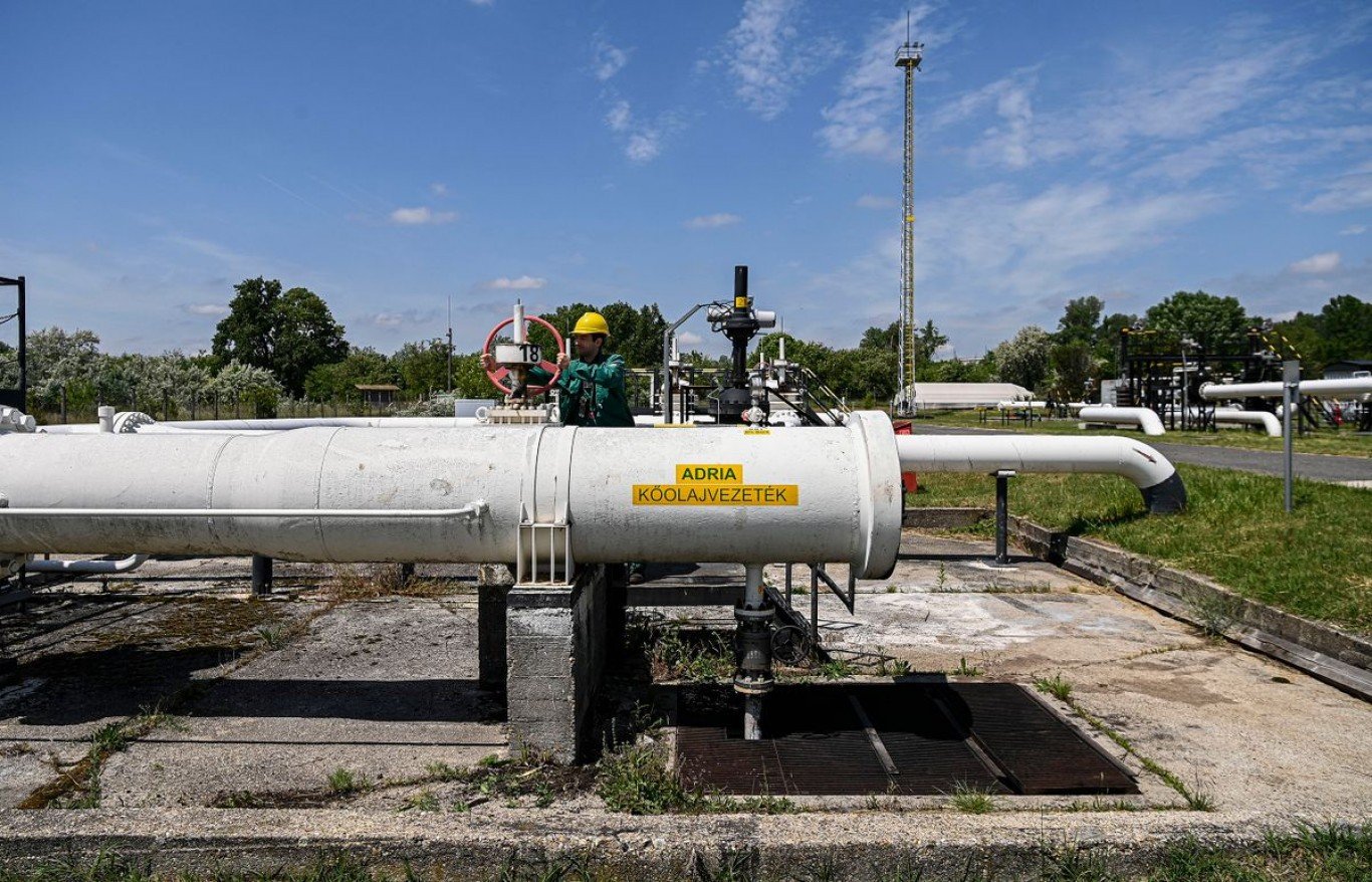 Рабочий проверяет задвижки на станции нефтепровода «Адрия» — магистрали, по которой нефть поступает с хорватского побережья в Венгрию