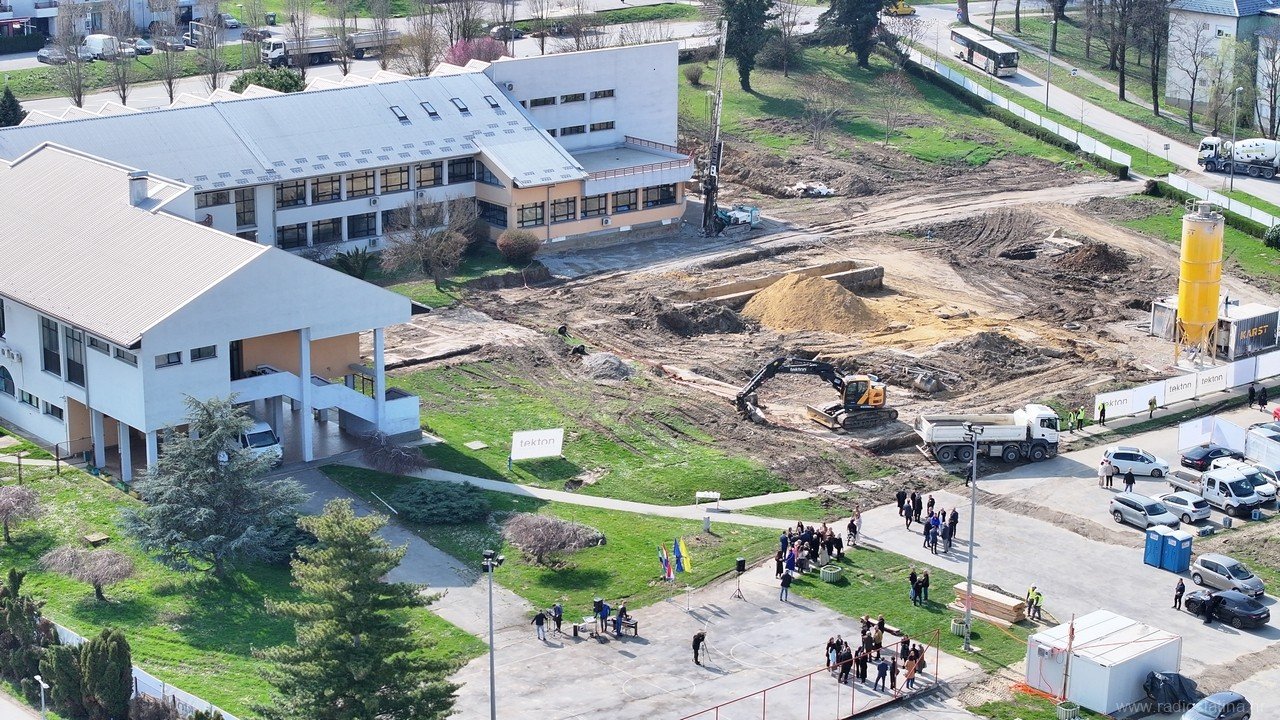 Аэросъёмка строительной площадки у школы имени Йосипа Козараца в Слатине — видны здание школы и котлован для нового спортивного зала