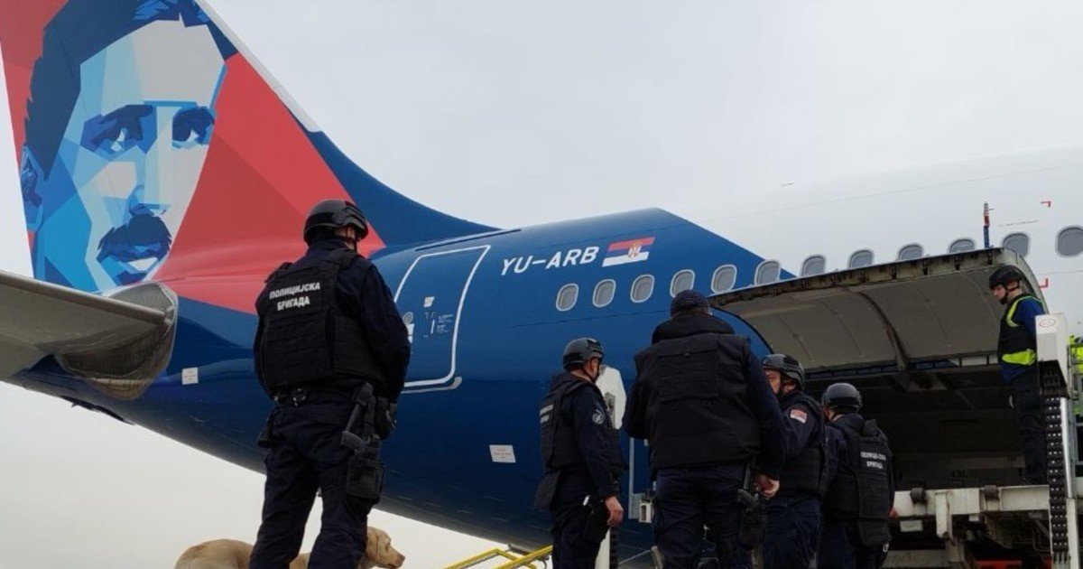 Сербская полиция досматривает самолёт Air Serbia после сообщения о минировании рейса в Москву