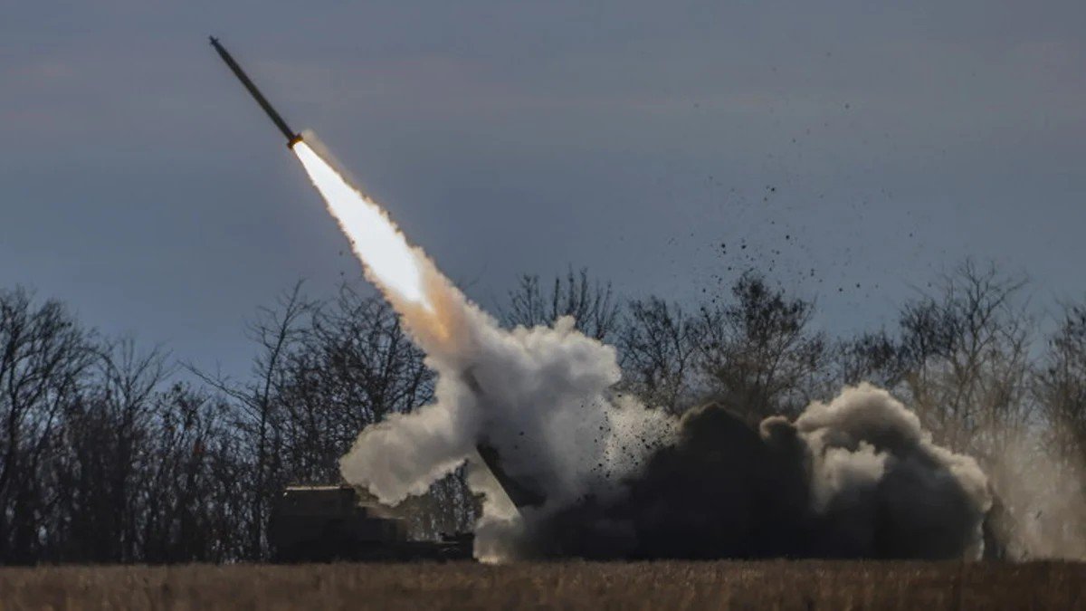 Пуск зенитной ракеты из мобильного зенитно-ракетного комплекса