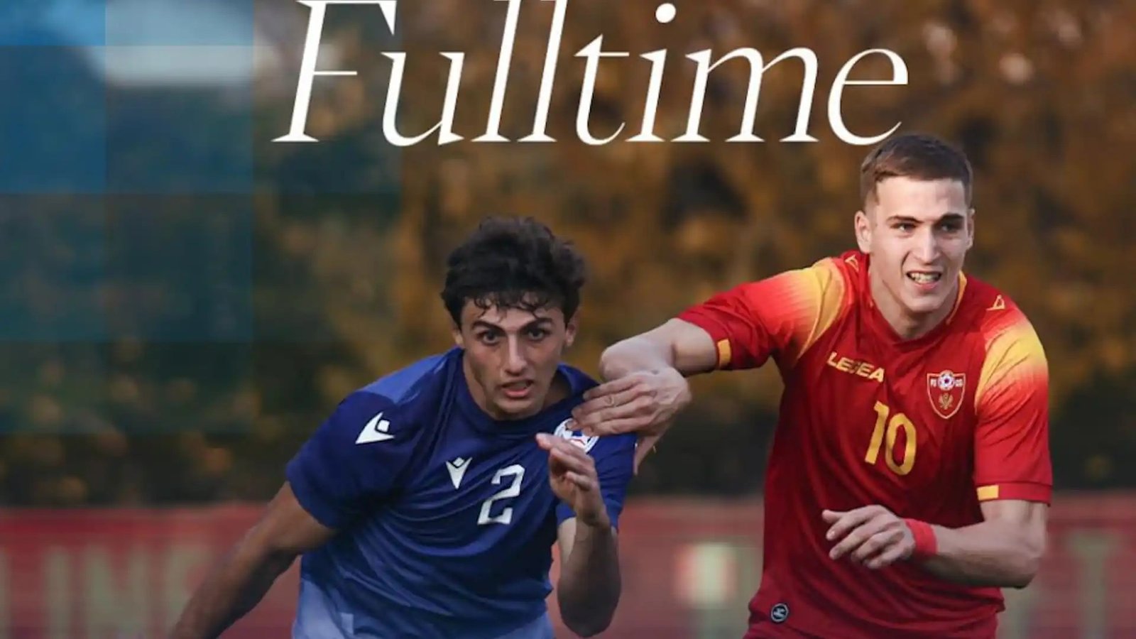 Армянский футболист в синей форме борется за мяч с игроком Черногории в красной форме