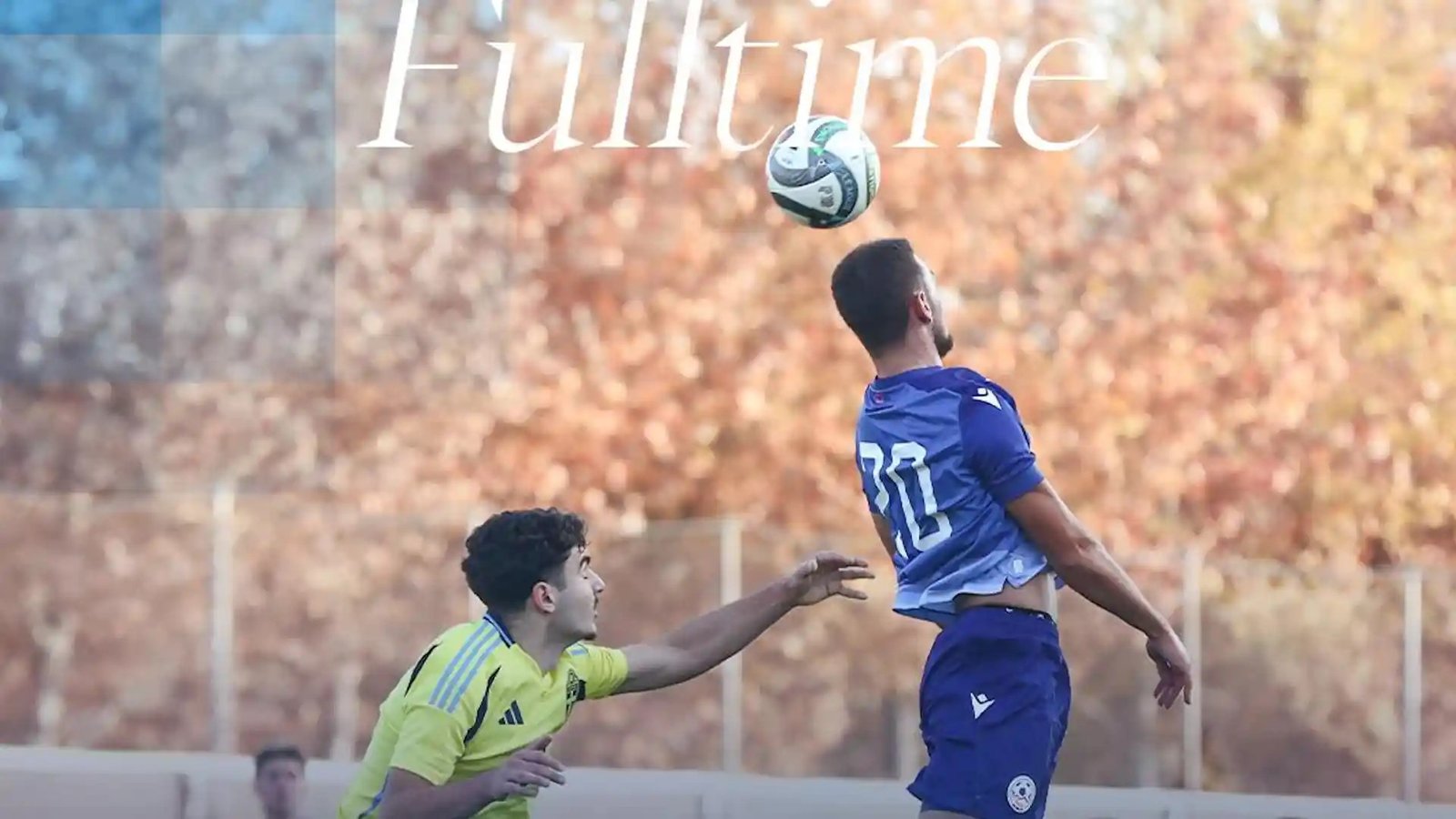 Футболист сборной Армении в синей форме выигрывает верховую борьбу у соперника из Швеции