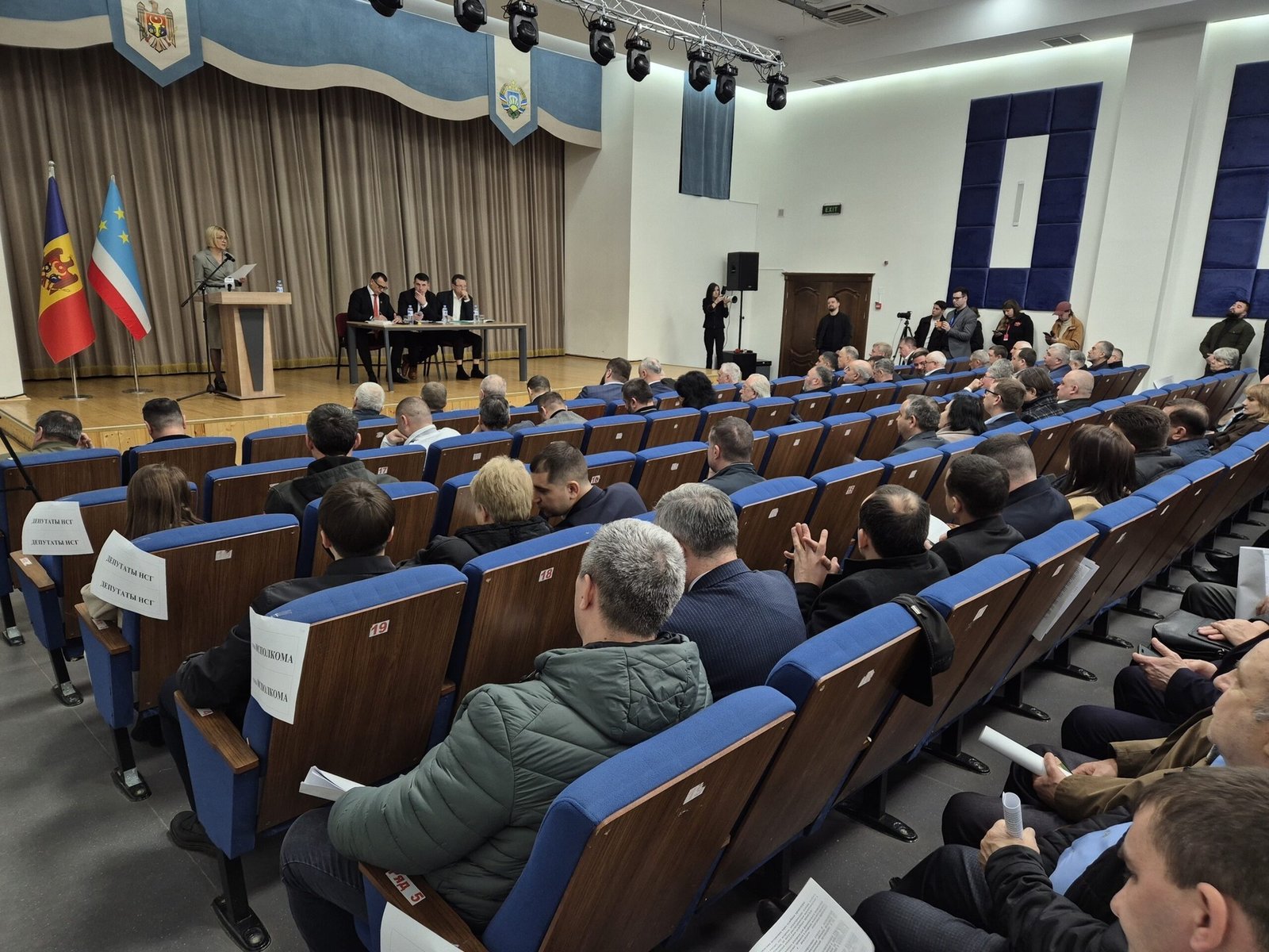 Депутаты и участники заполняют зал Народного собрания Гагаузии на внеочередной сессии по назначению выборов