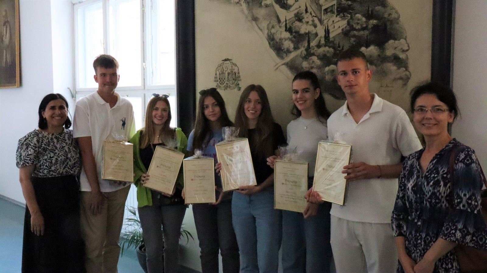 Лауреаты награды «Сердце НКГ — Анамария Чаревич» с дипломами в гимназии в Загребе