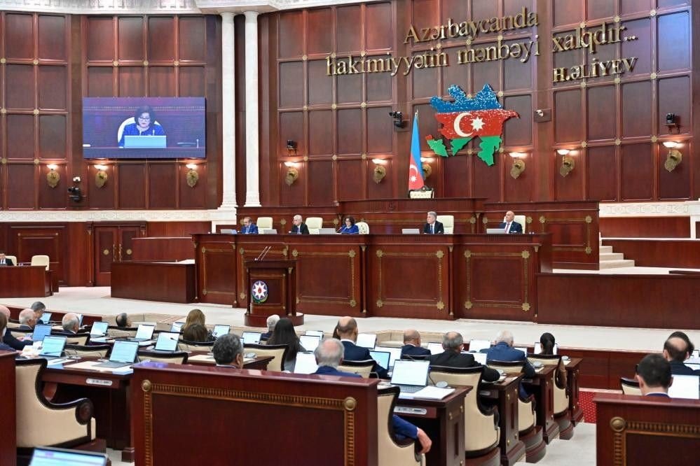 Заседание Милли Меджлиса (Национального собрания) Азербайджана с государственной символикой и цитатой Гейдара Алиева
