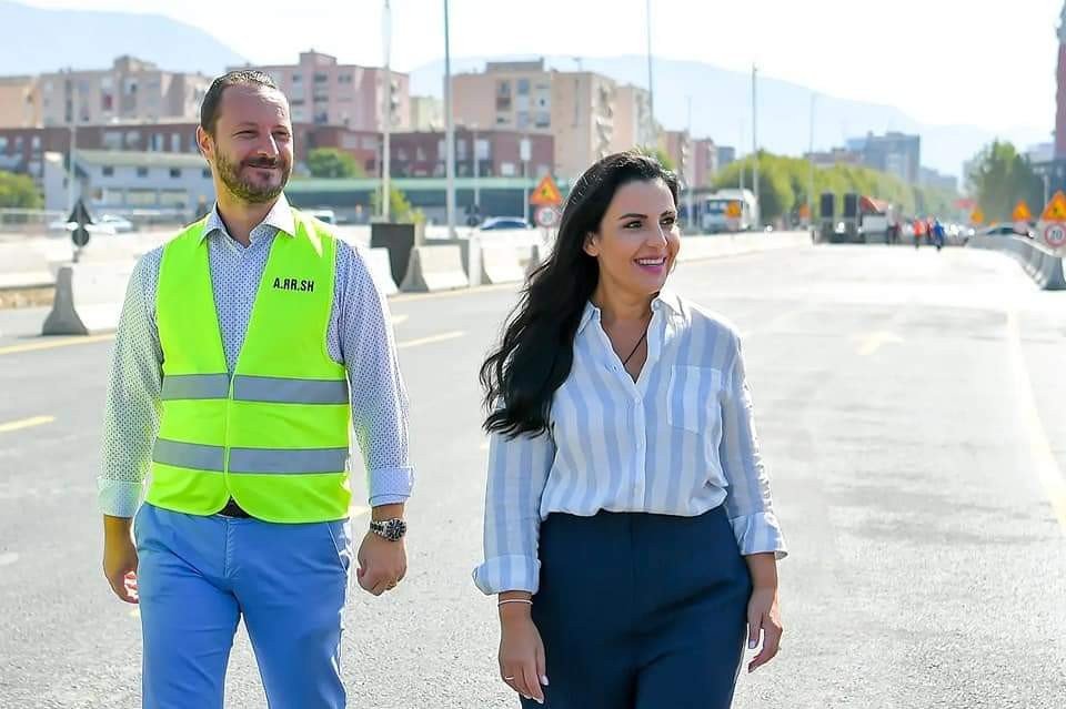 Белинда Баллуку в бытность министром инфраструктуры и энергетики Албании на объекте дорожного строительства