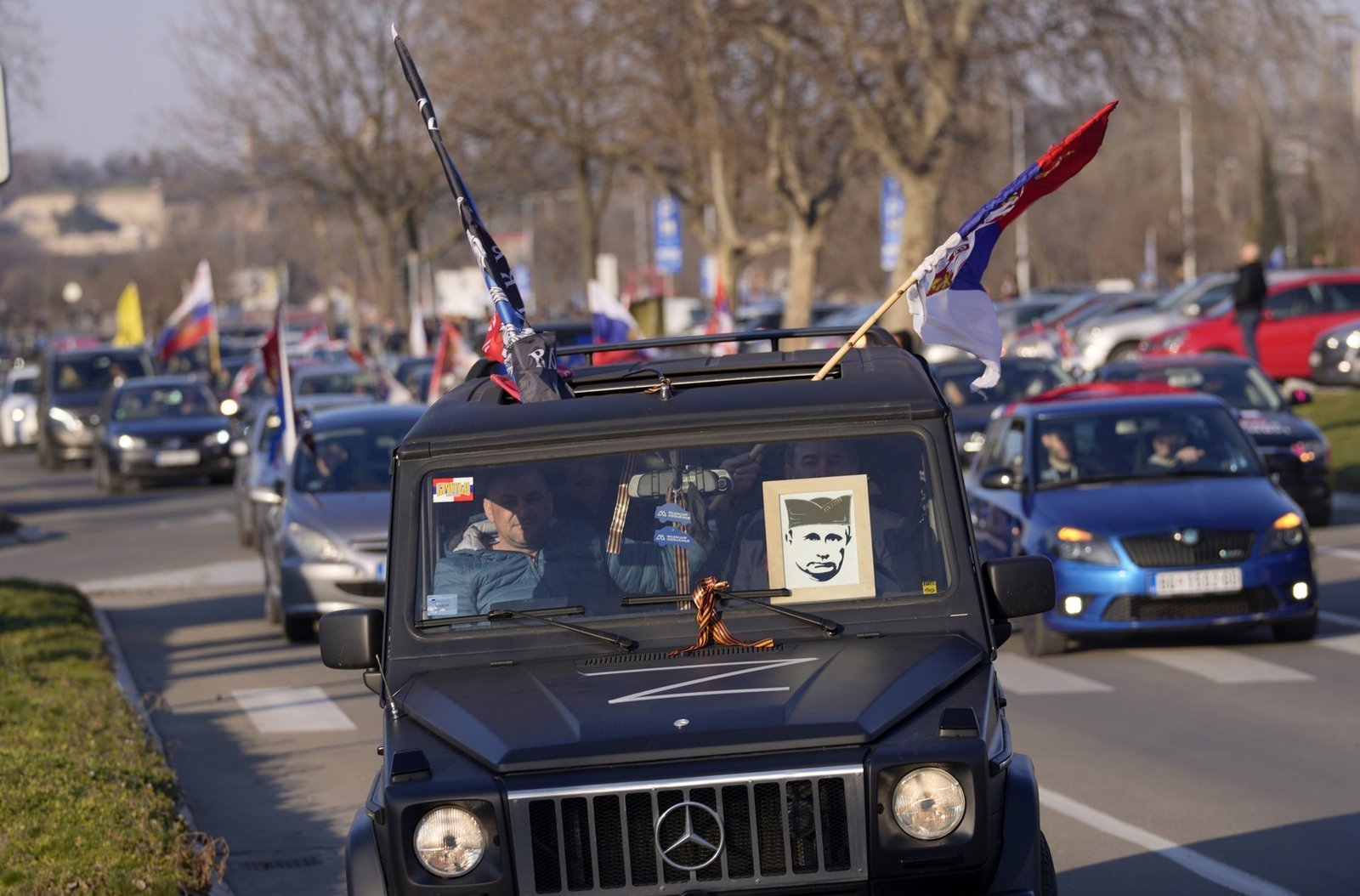 Пророссийский автопробег в Белграде с портретом Путина и символикой Z на фоне сербских и российских флагов