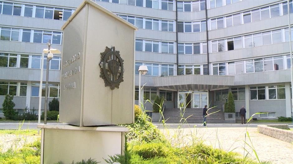 Здание Агентства безопасности и информации (БИА) в Белграде — мемориальный монумент у входа