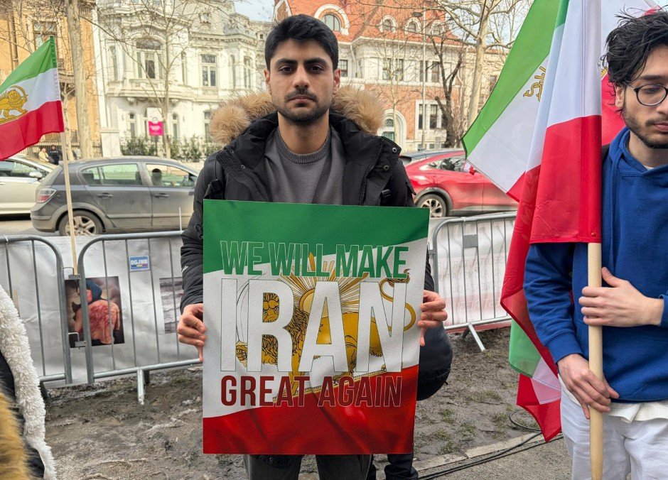 Молодой иранец с плакатом «We Will Make Iran Great Again» на протесте. Фото: HotNews.ro