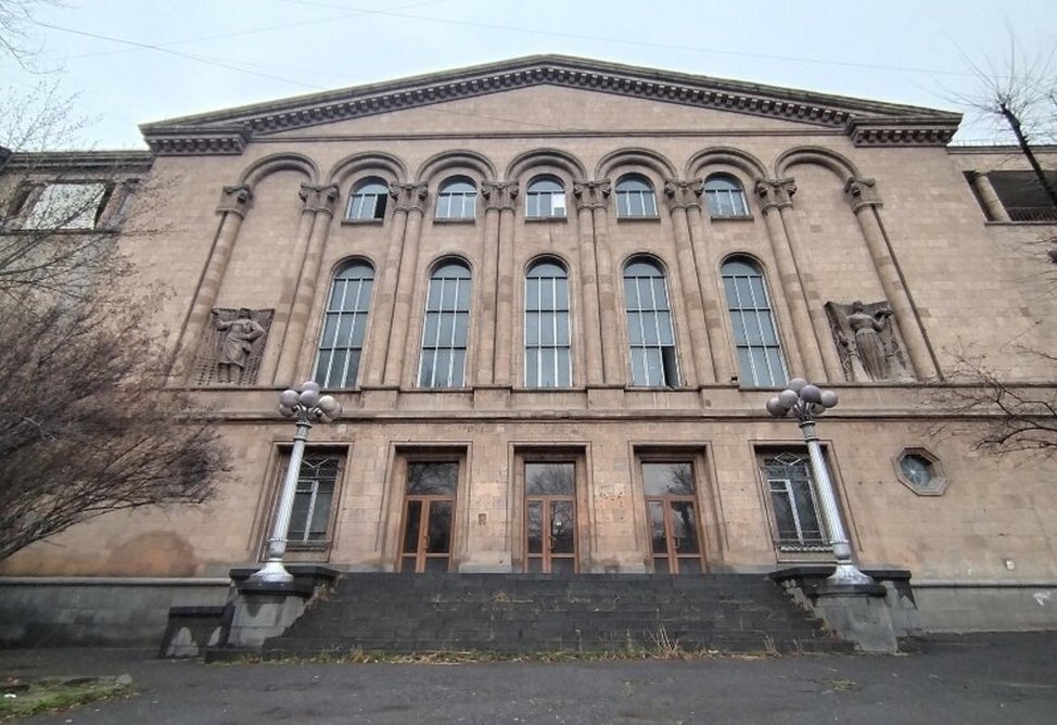 Фасад здания Дома культуры «Каназ» в Ереване до пожара: советская архитектура с арочными окнами и каменными колоннами