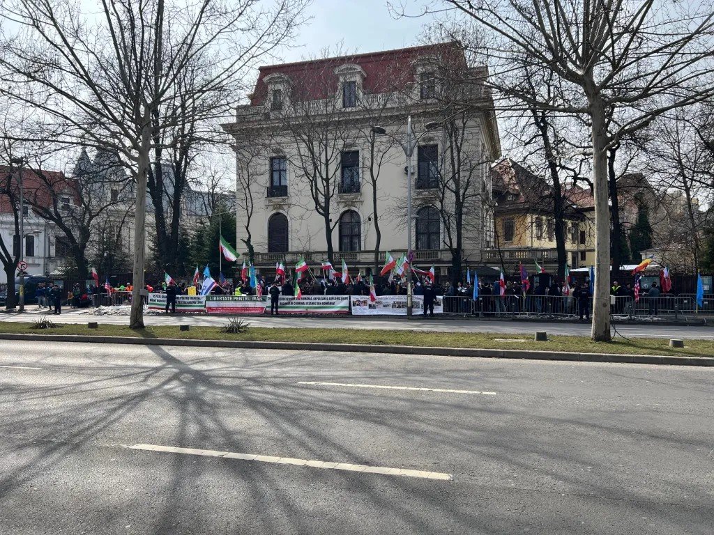 Общий план здания посольства Ирана в Бухаресте с протестующими снаружи. Фото: HotNews.ro