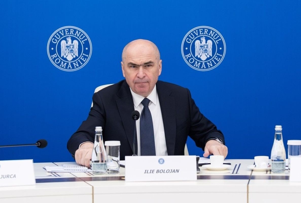 Премьер-министр Илие Боложан на пресс-конференции в правительстве Румынии