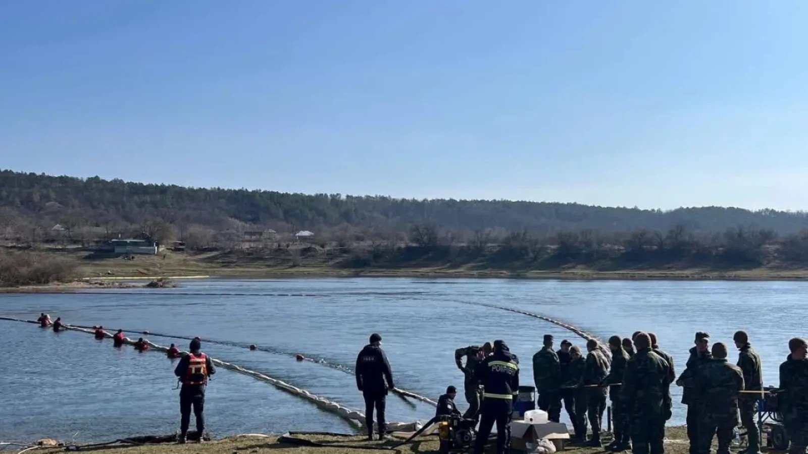 Спасатели устанавливают боновые заграждения на Днестре для локализации нефтяного загрязнения