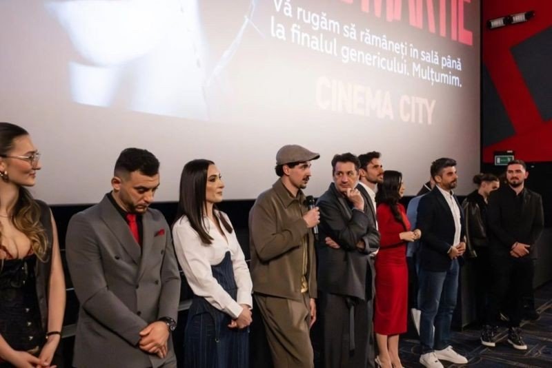 Съёмочная группа фильма на сцене перед экраном кинотеатра