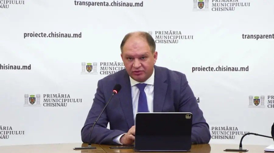 Генеральный примар Кишинёва Ион Чебан на пресс-конференции, где он обвинил президента Санду и партию PAS в политическом давлении на руководство Дурлешт