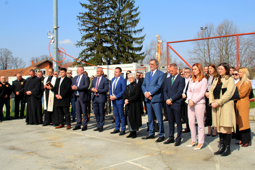 Многочисленные гости, чиновники и представители духовенства на торжественной церемонии начала реконструкции школы и строительства спортивного зала в Слатине