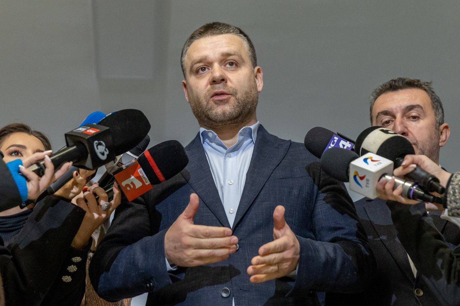 Чуку в окружении журналистов с микрофонами во время пресс-подхода. Фото: HotNews.ro