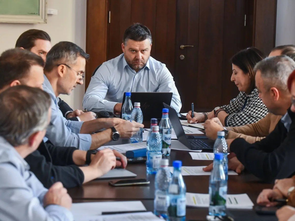 Чуку проводит рабочее совещание с командой мэрии за столом переговоров. Фото: Newsweek Romania