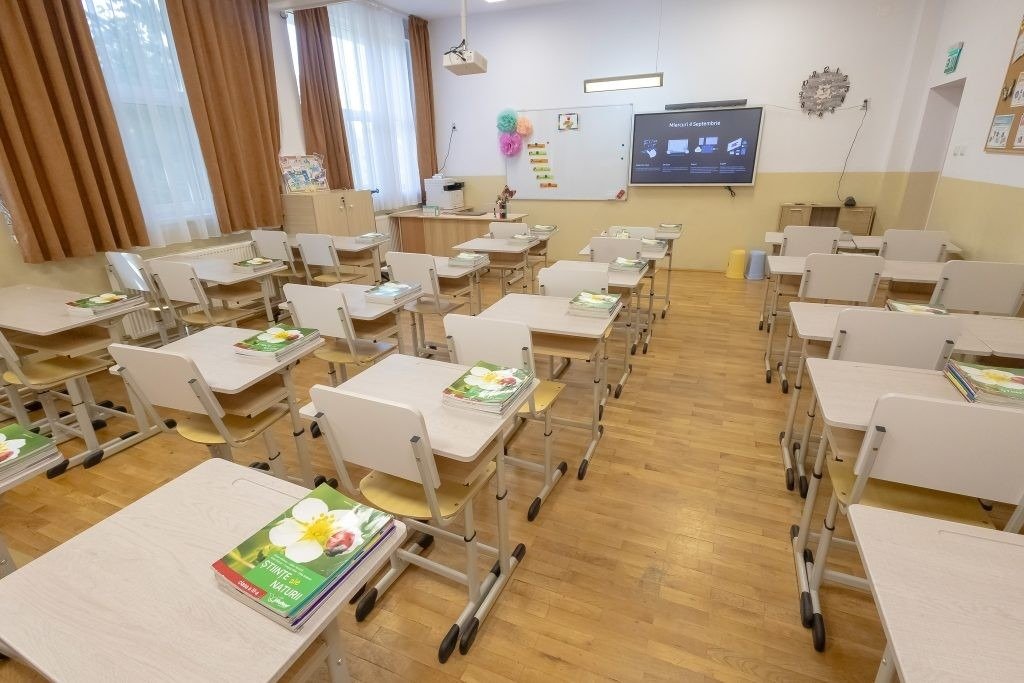 Современный учебный класс с новой мебелью и интерактивной доской в одной из школ Галаца