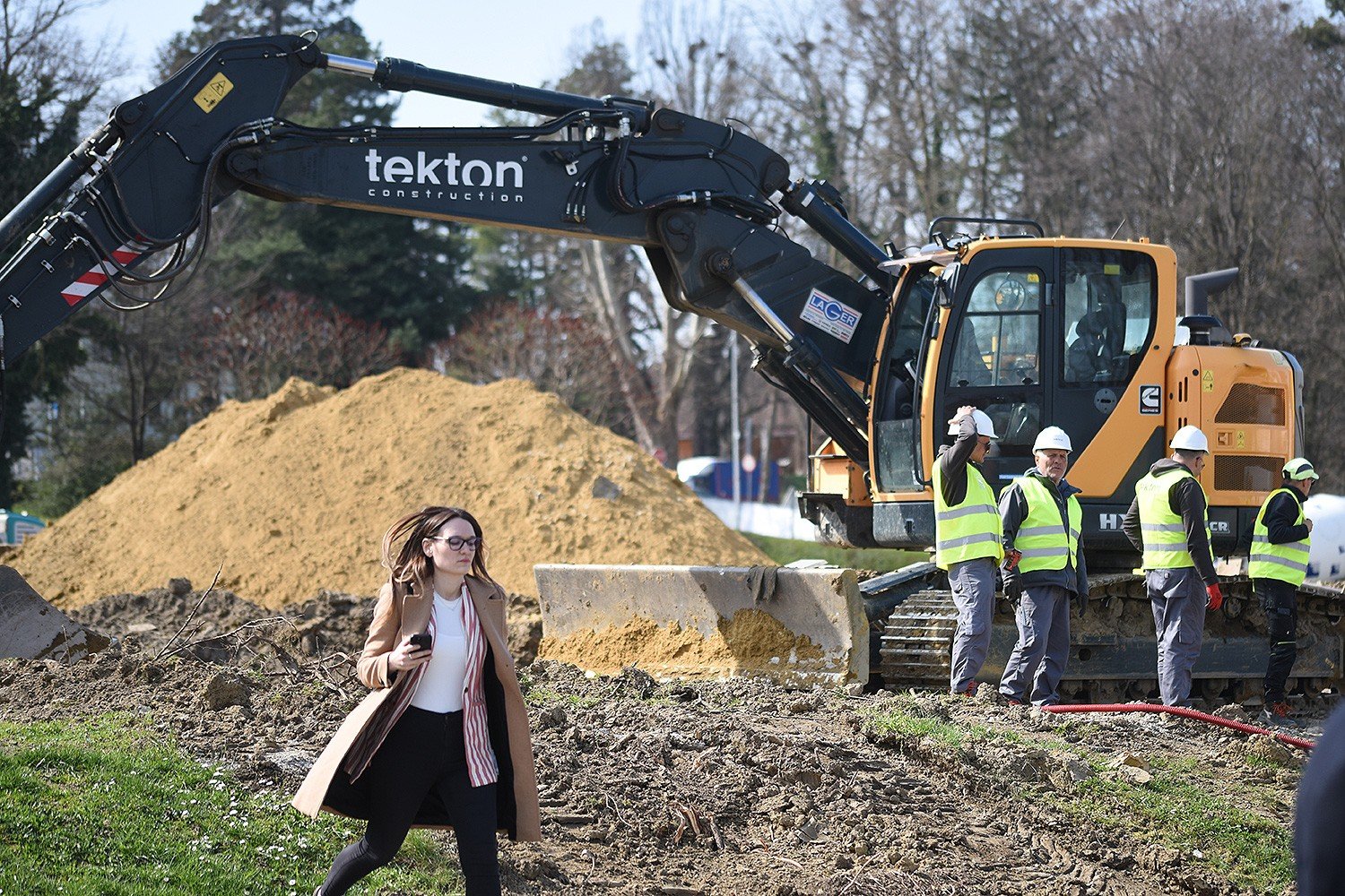 Экскаватор и строительная техника на площадке реконструкции школы в Слатине — работы уже начались