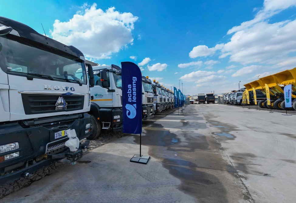 Строительная техника и грузовики на площадке строительства дата-центра Firebird AI в Армении