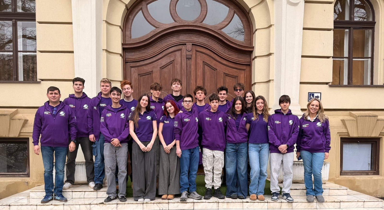 Команда CyberMoon по робототехнике из Национального колледжа К. Д. Лога в Тимишоаре перед зданием школы