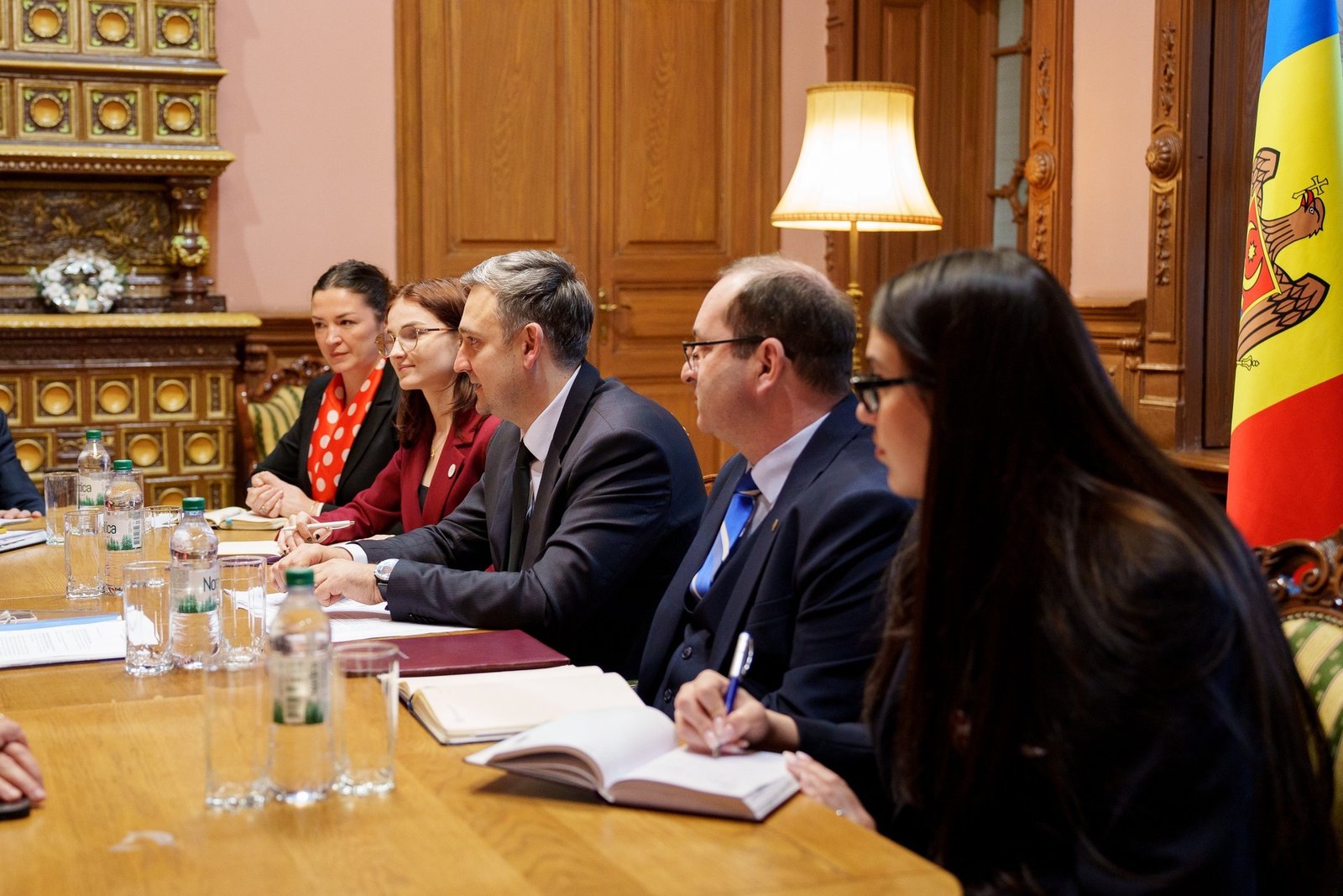 Молдавская делегация за столом переговоров с греческой стороной в здании Министерства культуры в Кишинёве