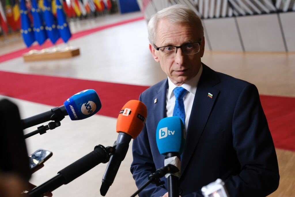 Николай Денков даёт интервью болгарским СМИ на саммите Евросовета в Брюсселе