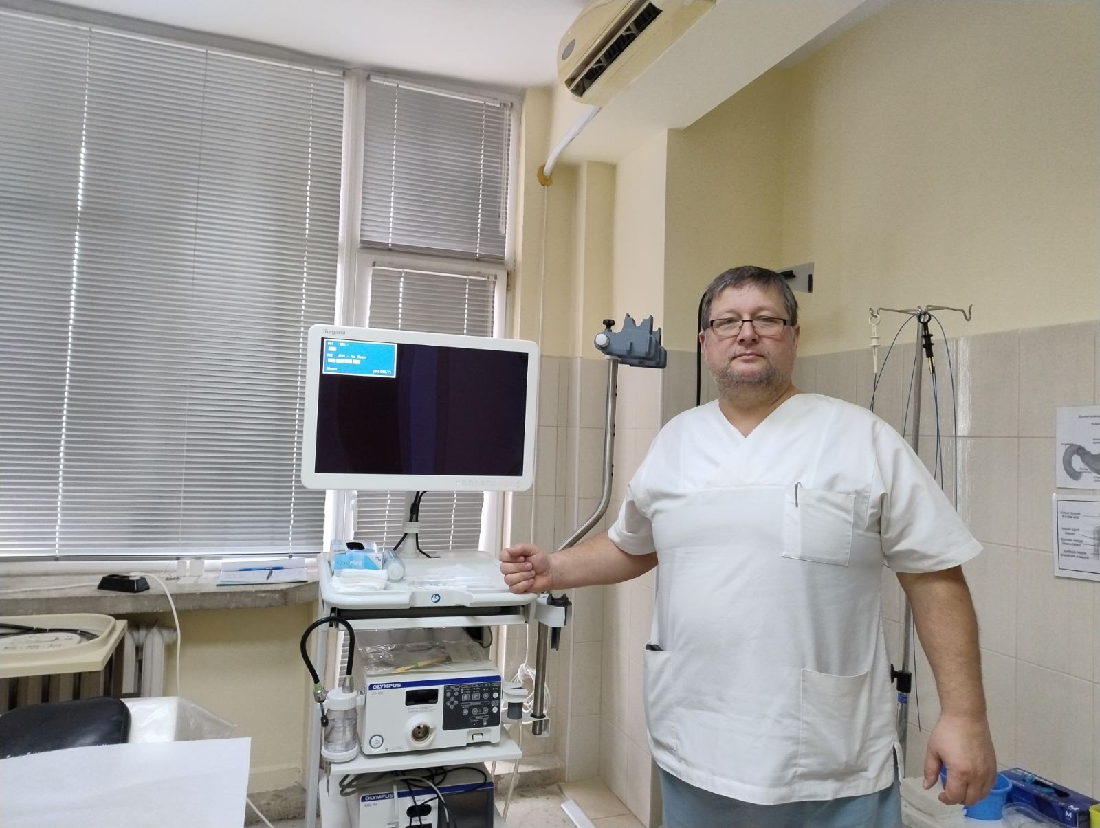 Врач рядом с современным эндоскопическим оборудованием в медицинском центре при больнице Шумена