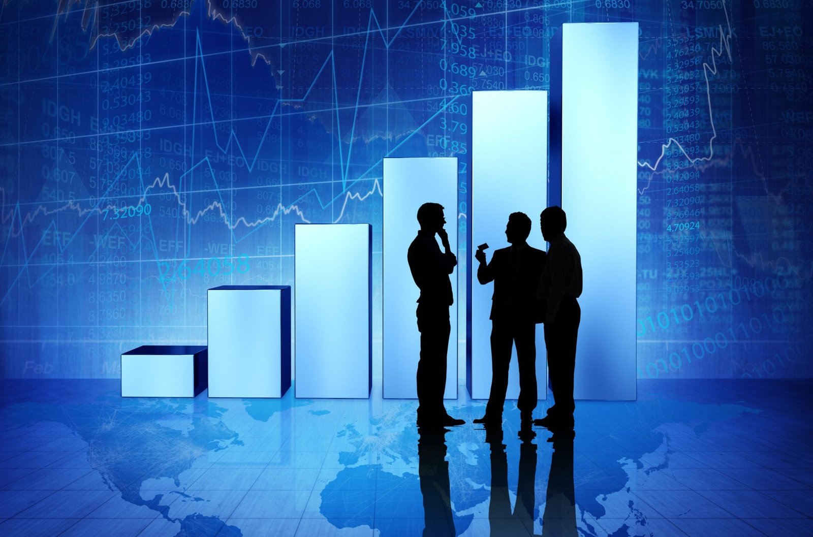 Силуэты деловых людей на фоне растущей столбчатой диаграммы, символизирующей экономический рост