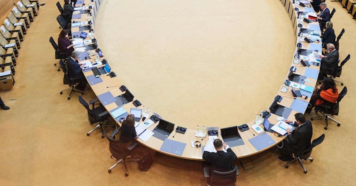 EU-style roundtable meeting with officials, aerial view of circular conference table. Фото: Images.cdn.yle.fi