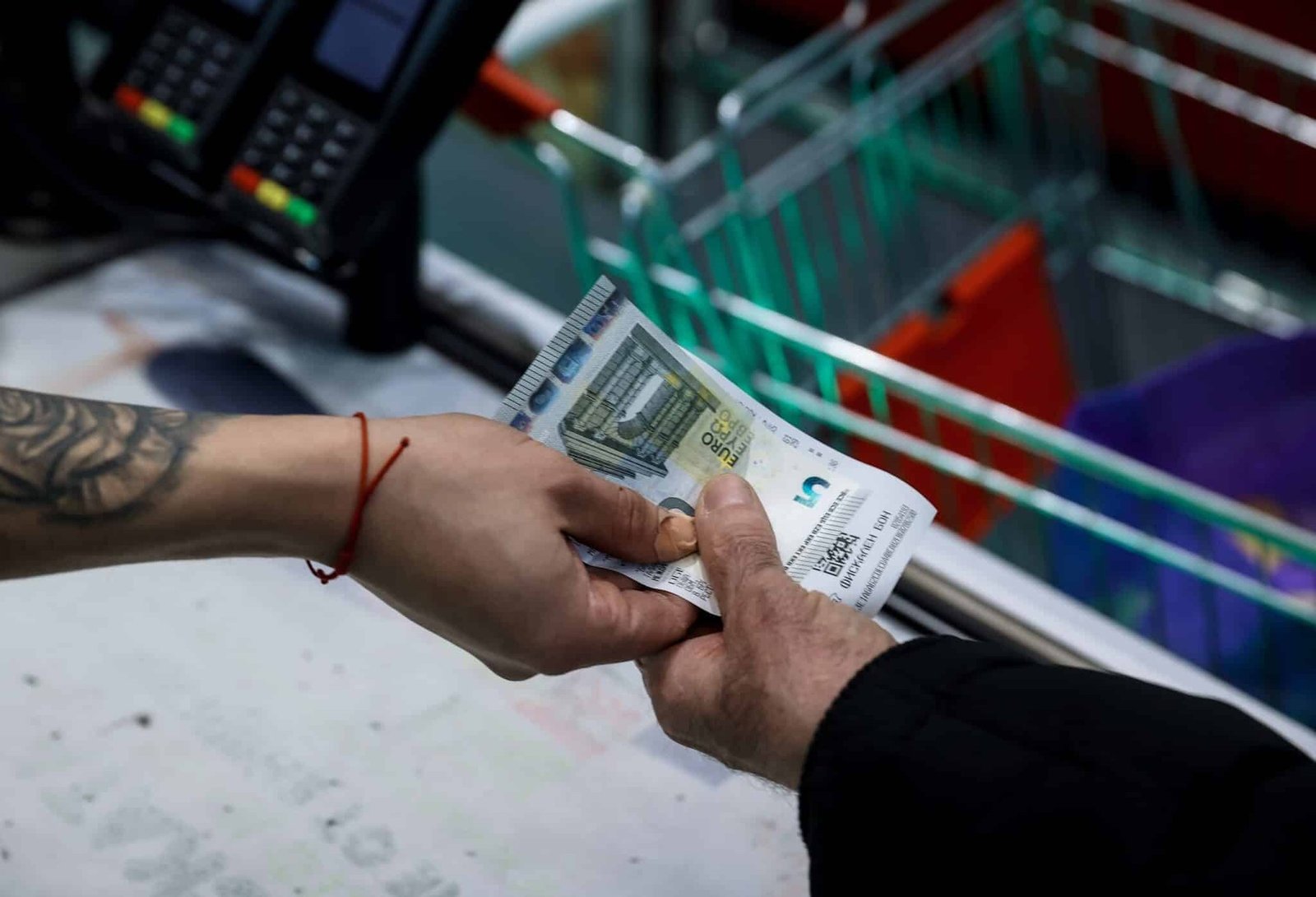 Обмен евробанкнотами на кассе магазина — финансовая децентрализация является ключевым элементом предложенного учёными плана