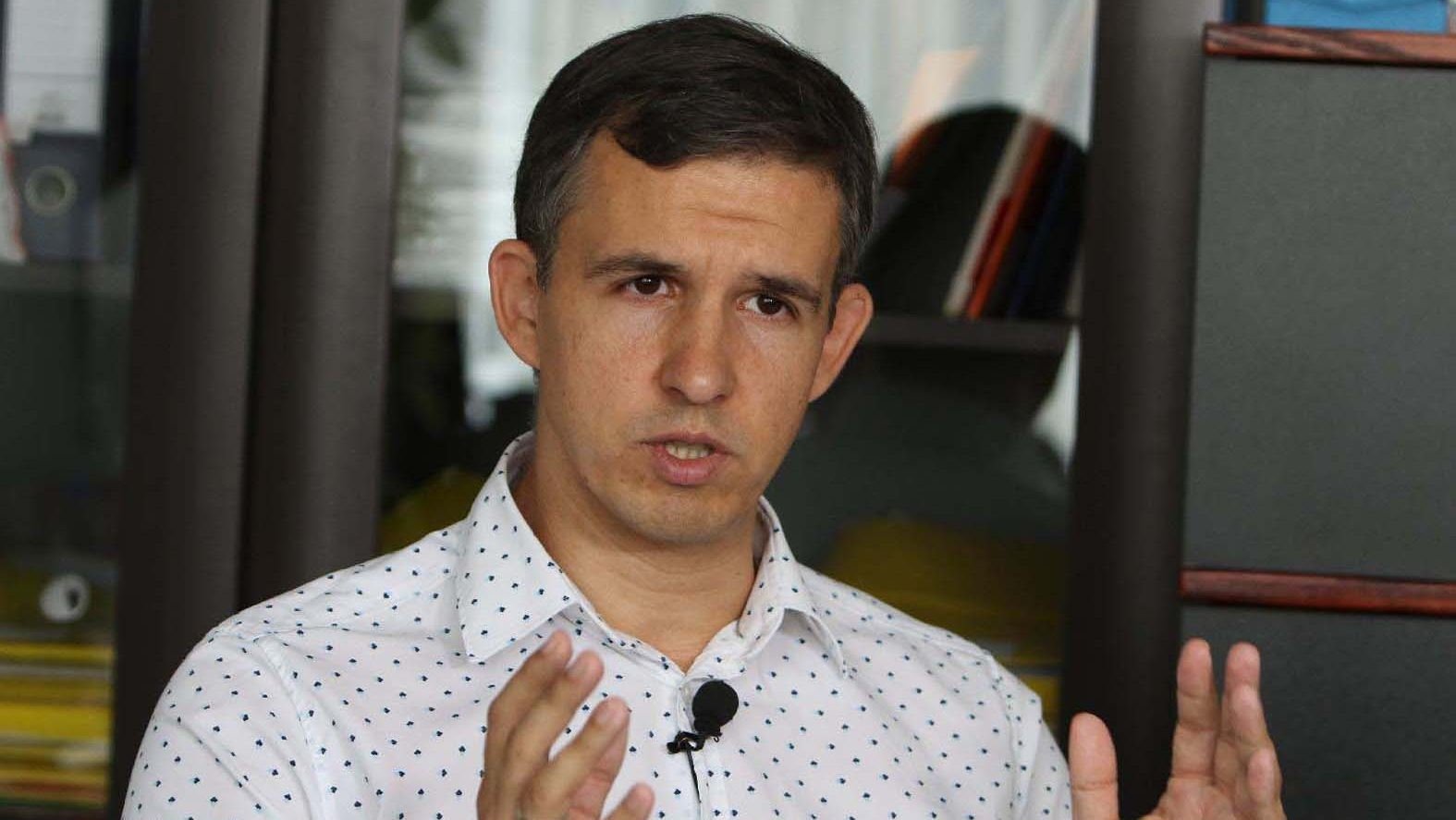 Политолог или эксперт выступает в ходе интервью. Фото: Danas