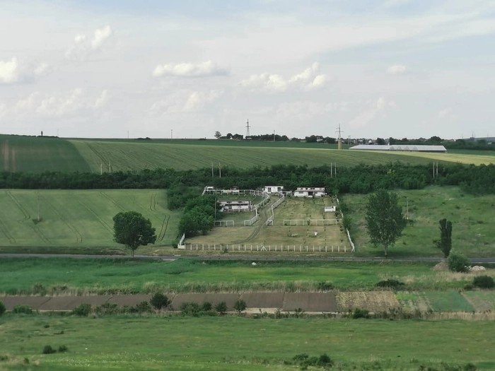 Панорамный вид на ферму семьи Балтаг среди зелёных полей вблизи Тыргу-Фрумос, уезд Яссы