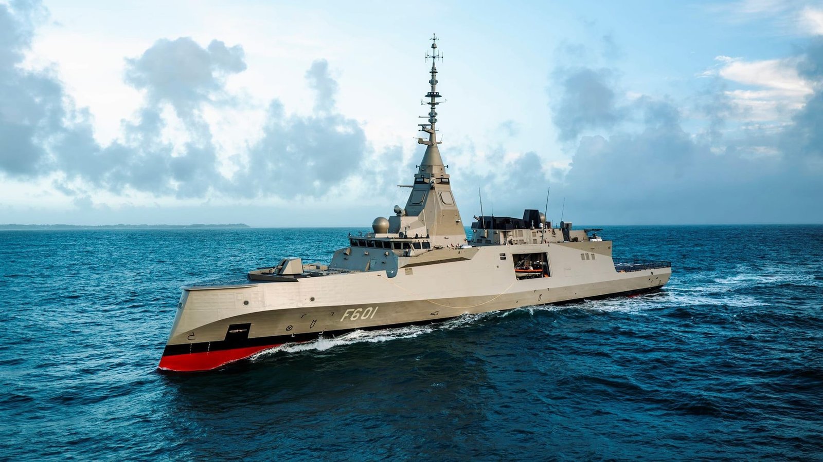 Фрегат типа FDI ВМС Греции в открытом море на пути к Кипру / Naval News / Фото