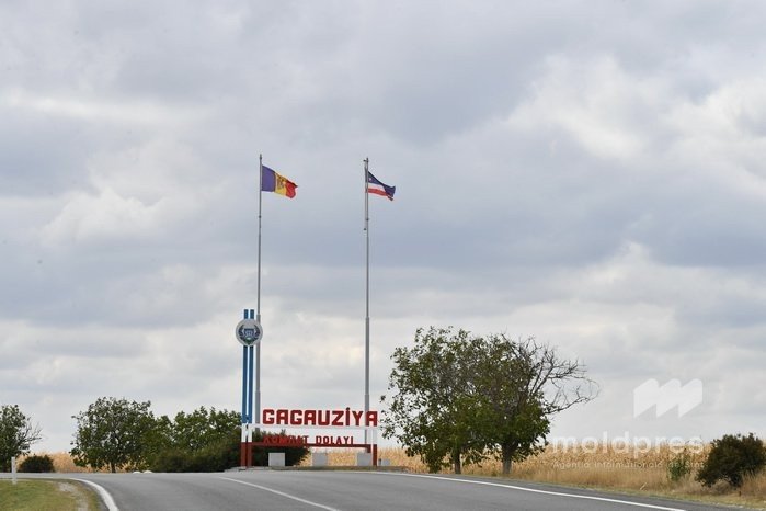 Дорожный указатель «Gagauziya» на въезде в автономию с флагами Молдовы и Гагаузии